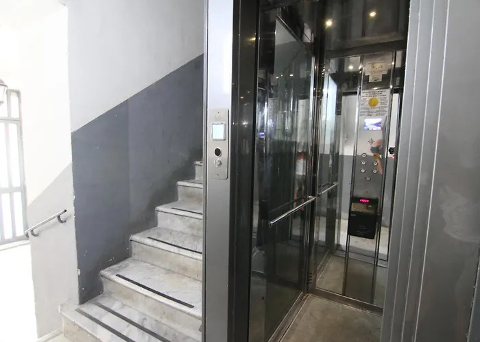 招待所 Increasing Garibaldi - Station & Centre 4*