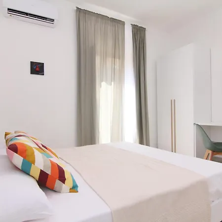 Increasing Garibaldi - Station & Centre 4* Napoli